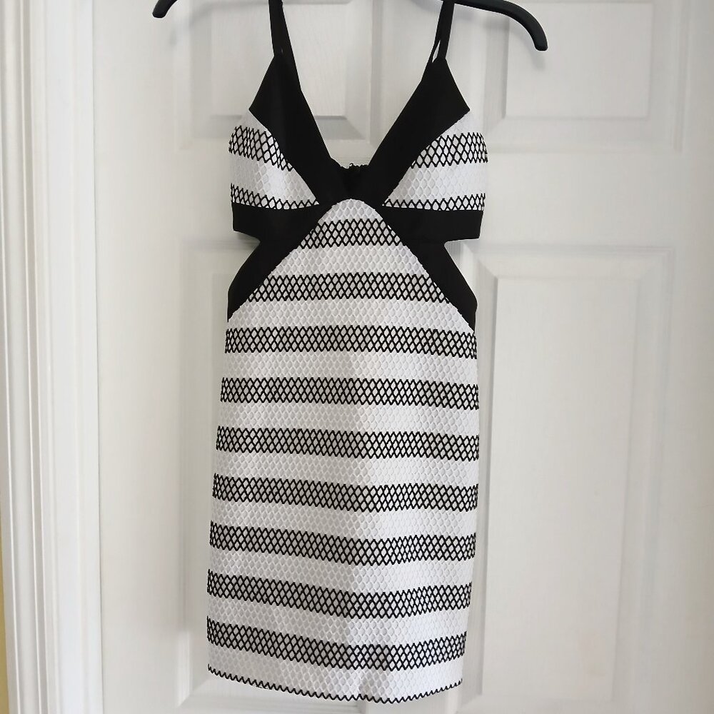Mustard Seed Woman Dress Black & White Knee high Sleeveless
